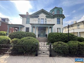 Building Photo - 409 W Park Dr