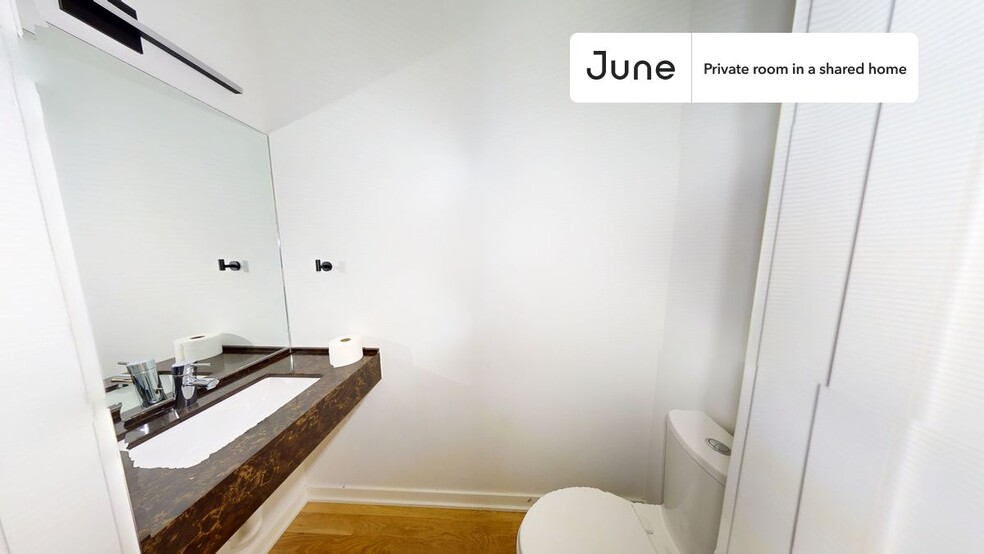 Building Photo - Private bedroom in 4 bed/3.5 bath Home