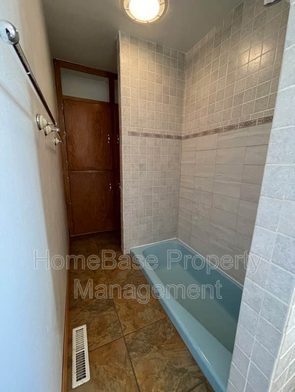 Building Photo - 2600 Cliffside Dr