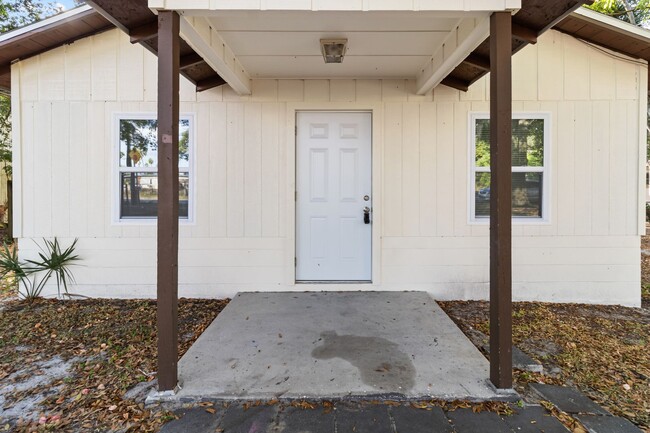 Building Photo - 3 bedroom 1 bathroom single family house!