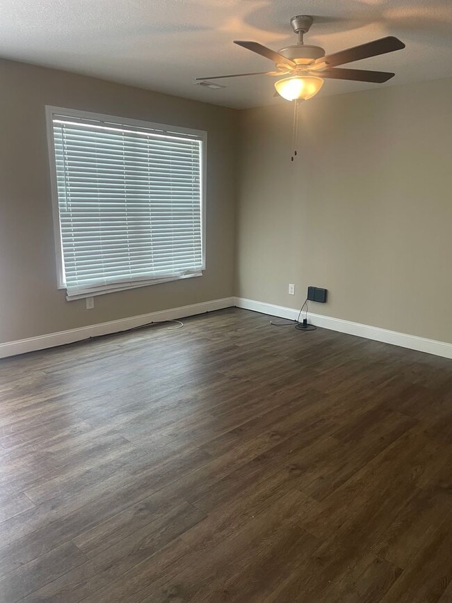 Building Photo - Knoxville 37918 - 2 bedroom, 2.5 bath townhome - Contact Lisa Vineyard and Shannon Russell (865) ...