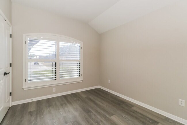 Building Photo - 701 Algerita Dr