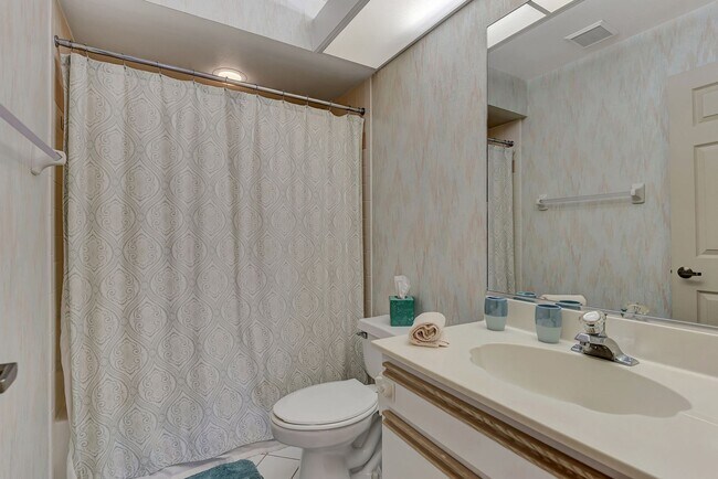 Building Photo - GEORGOUS 2 BEDROOM, 2BATHROOM, TURN KEY FU...