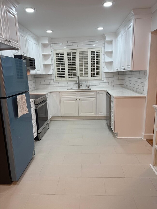 Building Photo - 2110 Villa Dr