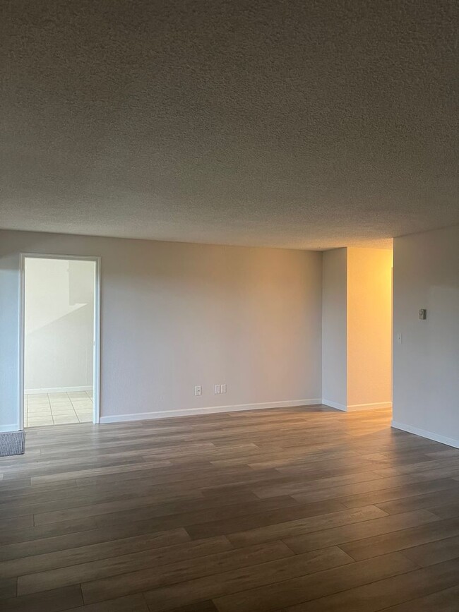 Building Photo - Beautiful 2 Bed 2 Bath Condo in Tacoma! 55...