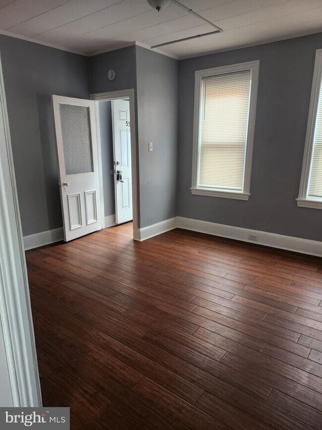 Building Photo - 555 Roberts St