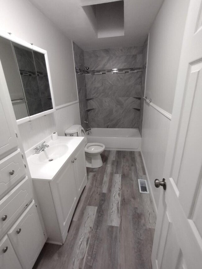 Building Photo - Cozy 3 bedroom and 2 full bath with in a huge duplex in Liberty off I -35.