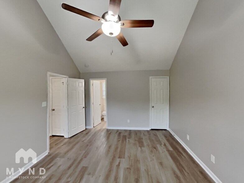 Building Photo - 219 Chattaroy Dr