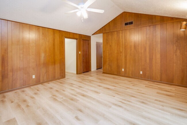 Building Photo - 1201 Francis Dr