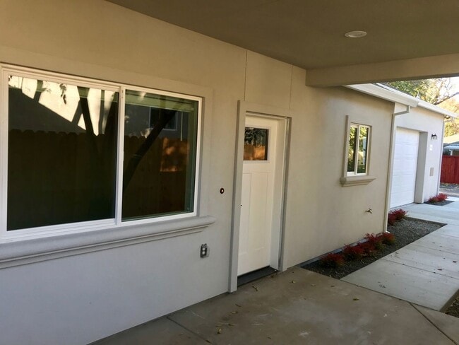 Building Photo - Newly Built Home with 3 (Yes 3) Primary Suites complete with full Bathroom in ideal location!