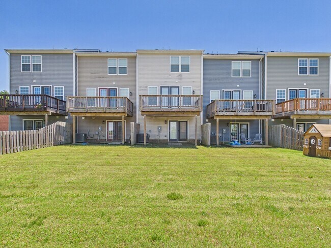 Building Photo - 1405 Kerr Dr