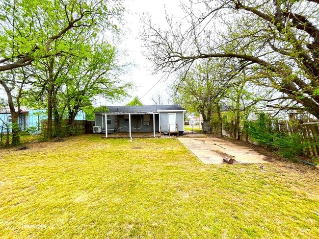 Building Photo - 2 Bed 1 Bath