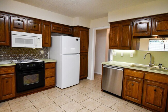 Building Photo - Charming 3-Bedroom Home in the Warrenton Neighborhood!