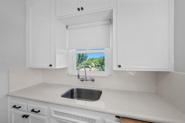 Building Photo - 2724 Treat St