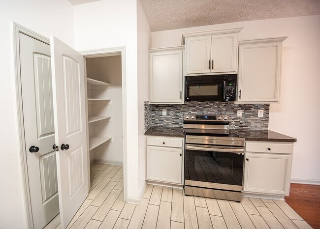 Building Photo - Beautiful home available today!