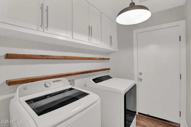 Building Photo - 8406 W Dahlia Dr