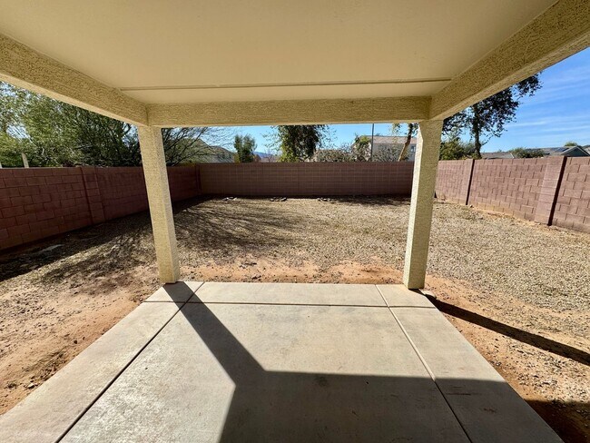 Building Photo - Remodeled 5 Bedroom/3 Bath Home. Upgraded Flooring & Kitchen!