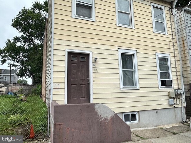 Primary Photo - 104 New Rose St