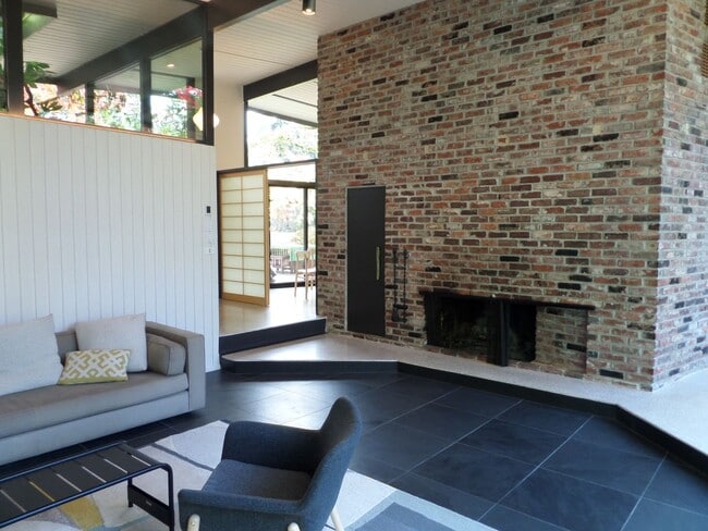 Building Photo - Incredible 3-Bedroom Mid-Century Stunner on Mercer Island! Huge Yard and Central A/C!!