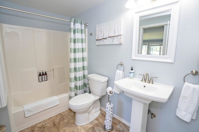 Building Photo - SHORT TERM LEASES! 1-6 months - 3-Bedroom ...