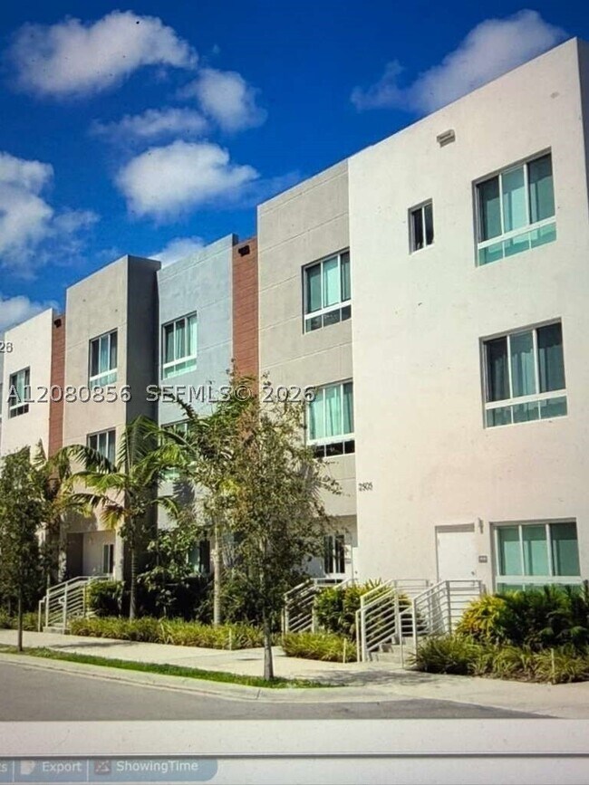Building Photo - 2555 NE 193rd St