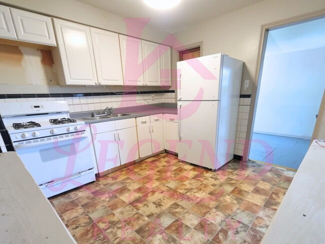 Building Photo - 3 Bedroom, 2 Bath Home with Bonus Room & Double Driveway