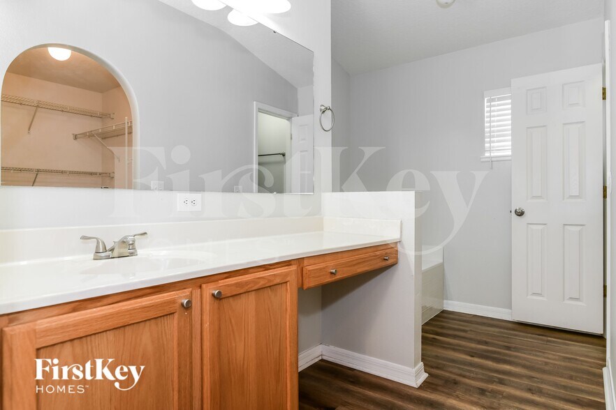 Building Photo - 5521 Sycamore Canyon Dr