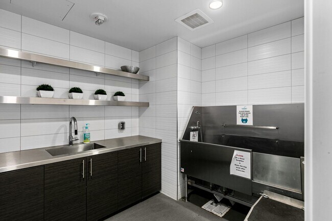 Building Photo - 1321 Seneca St