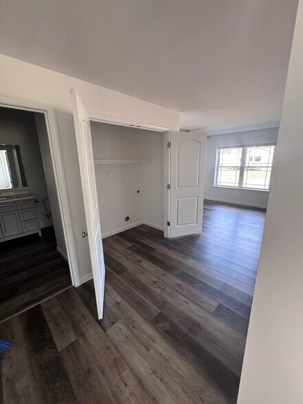 Building Photo - 5 Oak Ln