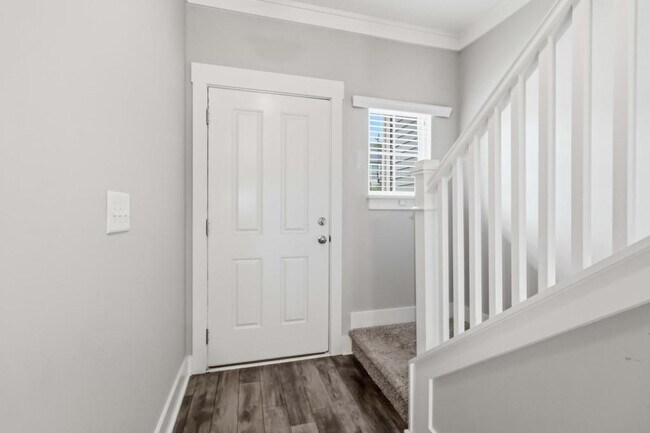 Building Photo - 730 Elmbrook Dr