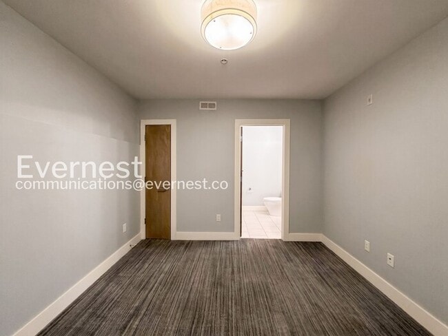 Building Photo - 3 Bed/3 Bath Townhome with Garage / Available Now!