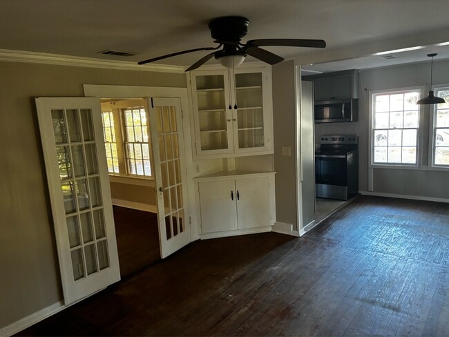 Building Photo - 704 N Main St