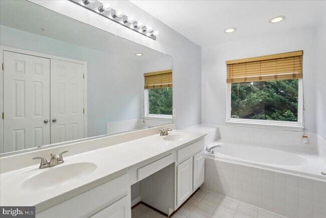 Building Photo - 2943 St Helen Cir