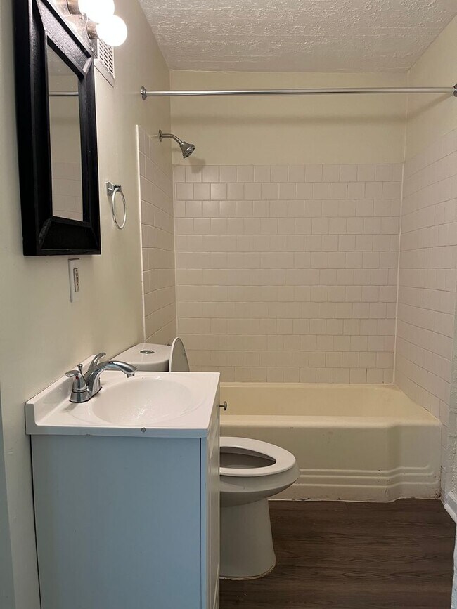 Building Photo - Spacious 3/2 Duplex Unit w/ Bonus Room Min...