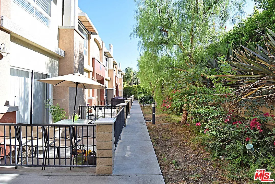 Building Photo - 532 N Mariposa Ave