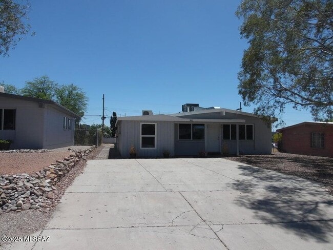 Building Photo - 808 E Waverly St