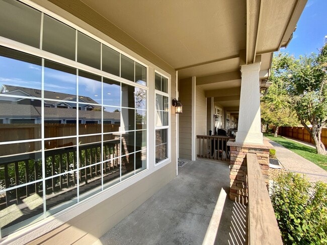 Building Photo - Fantastic Highlands Ranch Townhome - 3bed, 2.5 bath - End Unit