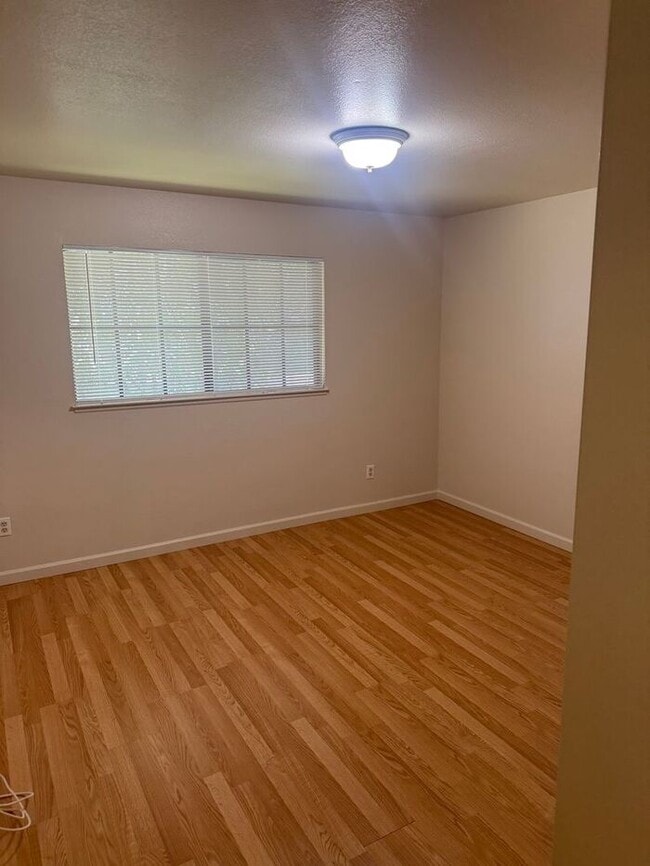 Building Photo - Great 2 Bedroom 2 Bath Townhouse