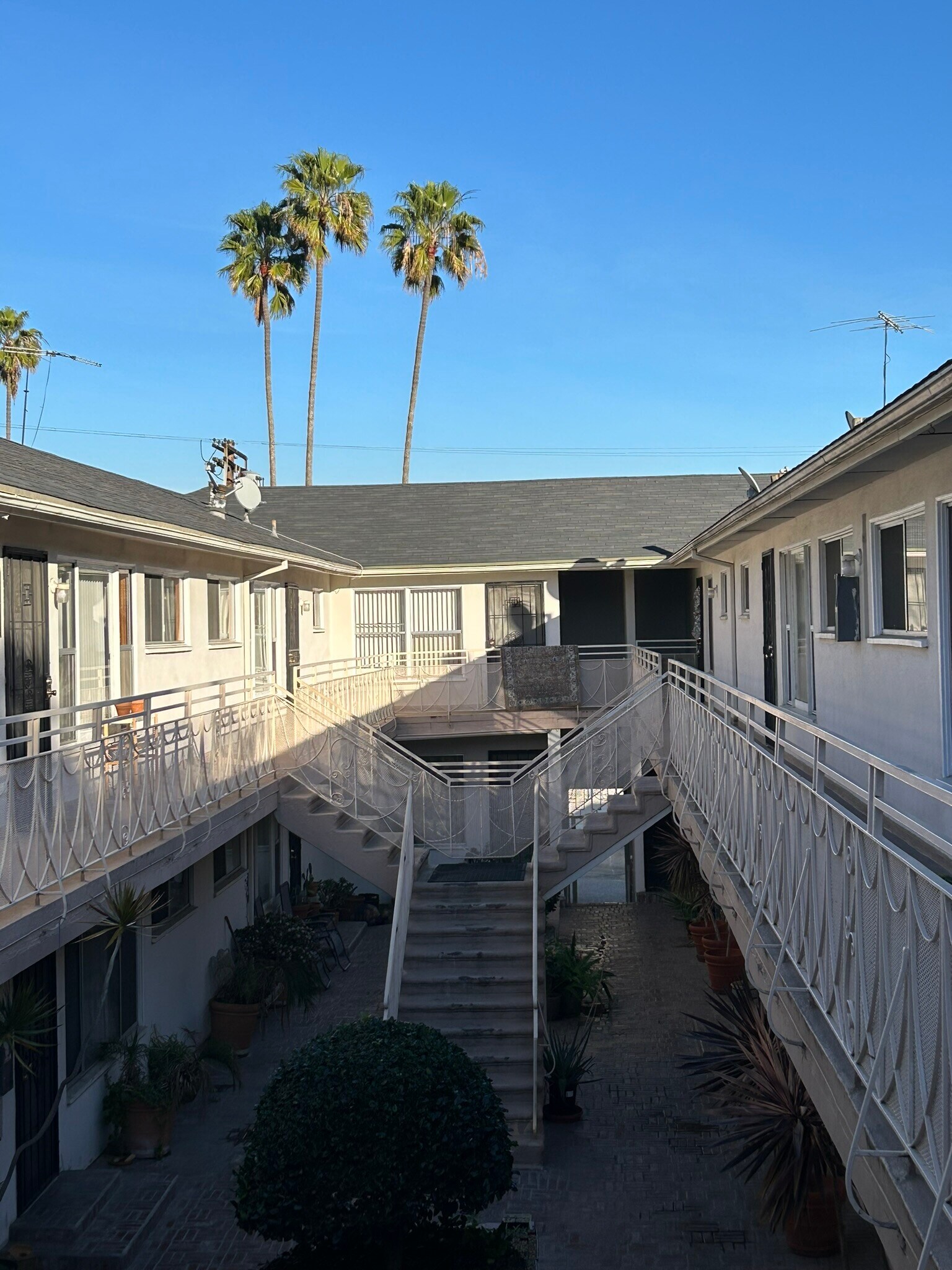 Building Photo - 1740 N Kingsley Dr