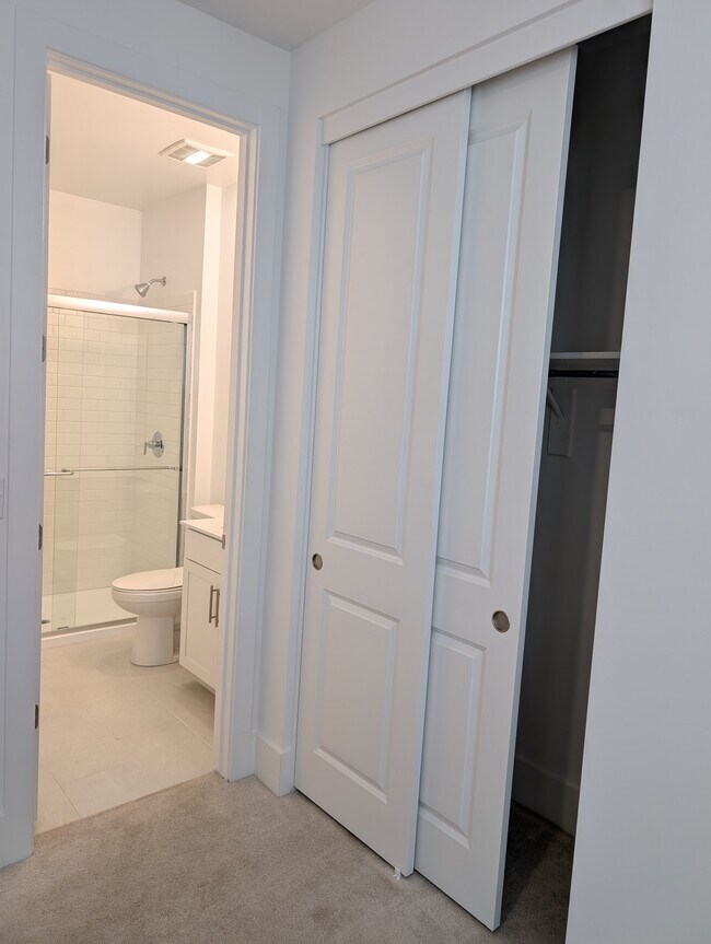 Building Photo - 2102 N Woodburn Pl