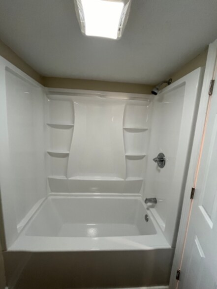 Building Photo - 4023 Valley View Dr