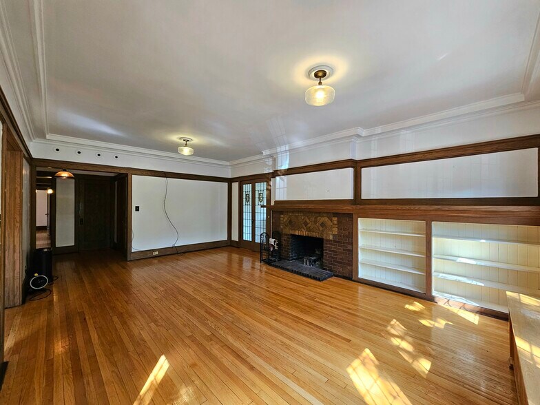 Building Photo - 5656 S Dorchester Ave