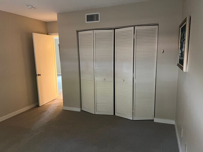 Building Photo - Unfurnished First Floor 3BR Condo in Sea P...