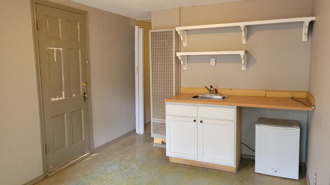 Building Photo - PRE-LEASING FOR September! Quiet Quaint Pr...