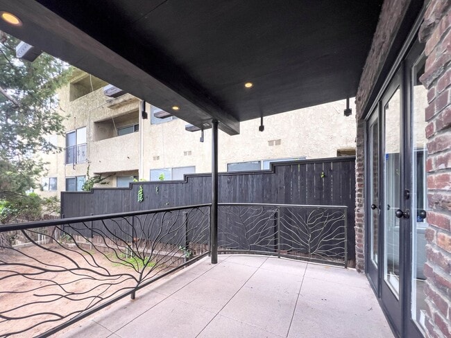Building Photo - Stunning 2 BR Santa Monica Duplex with Views!