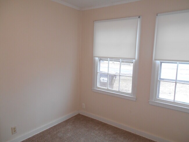 Building Photo - 3865 Roseberry St