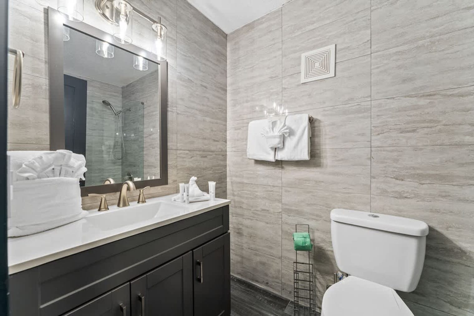 Building Photo - 8743 Thomas Dr