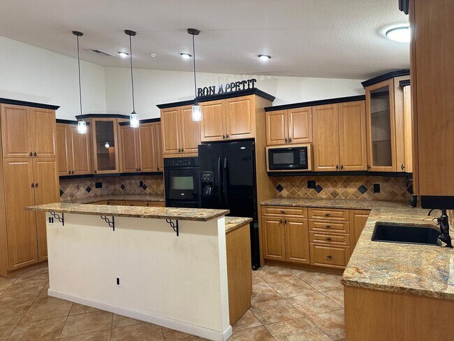 Building Photo - Tranquil Lakefront Living in the Heart of ...