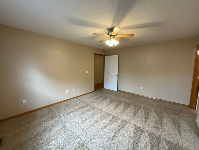 Building Photo - Beautiful Home on Private Setting
