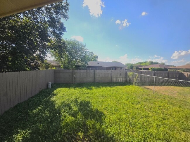 Building Photo - Quaint 2BD/1BTH apartment with a big back ...